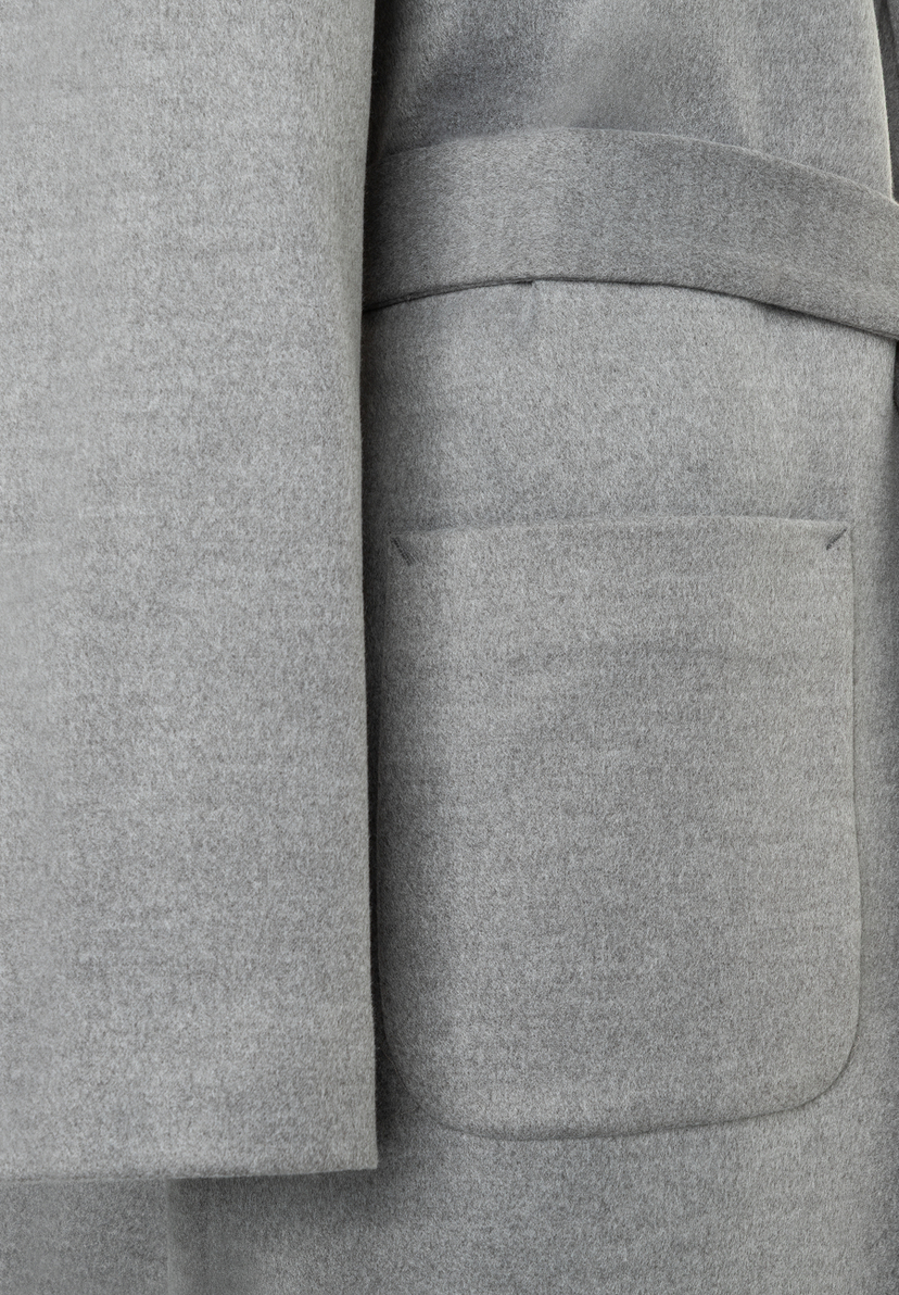 Detailaufnahme eines grauen MORE & MORE Oberteils mit aufgesetzter Tasche und angenehmem Tragekomfort. Detailaufnahme eines grauen MORE & MORE Oberteils mit aufgesetzter Tasche und angenehmem Tragekomfort.