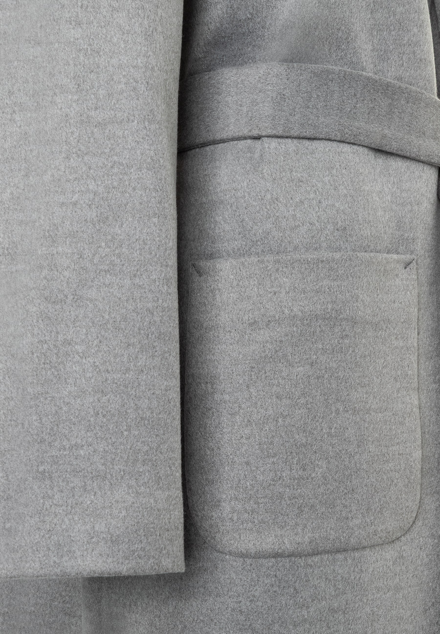 Detailaufnahme eines grauen MORE & MORE Oberteils mit aufgesetzter Tasche und angenehmem Tragekomfort. Detailaufnahme eines grauen MORE & MORE Oberteils mit aufgesetzter Tasche und angenehmem Tragekomfort.
