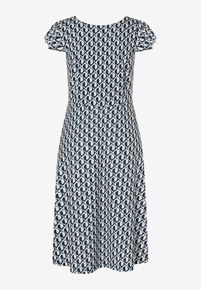 Ein Kleid von MORE & MORE mit einem geometrischen Muster in Weiß und Dunkelblau. Ein Kleid von MORE & MORE mit einem geometrischen Muster in Weiß und Dunkelblau.