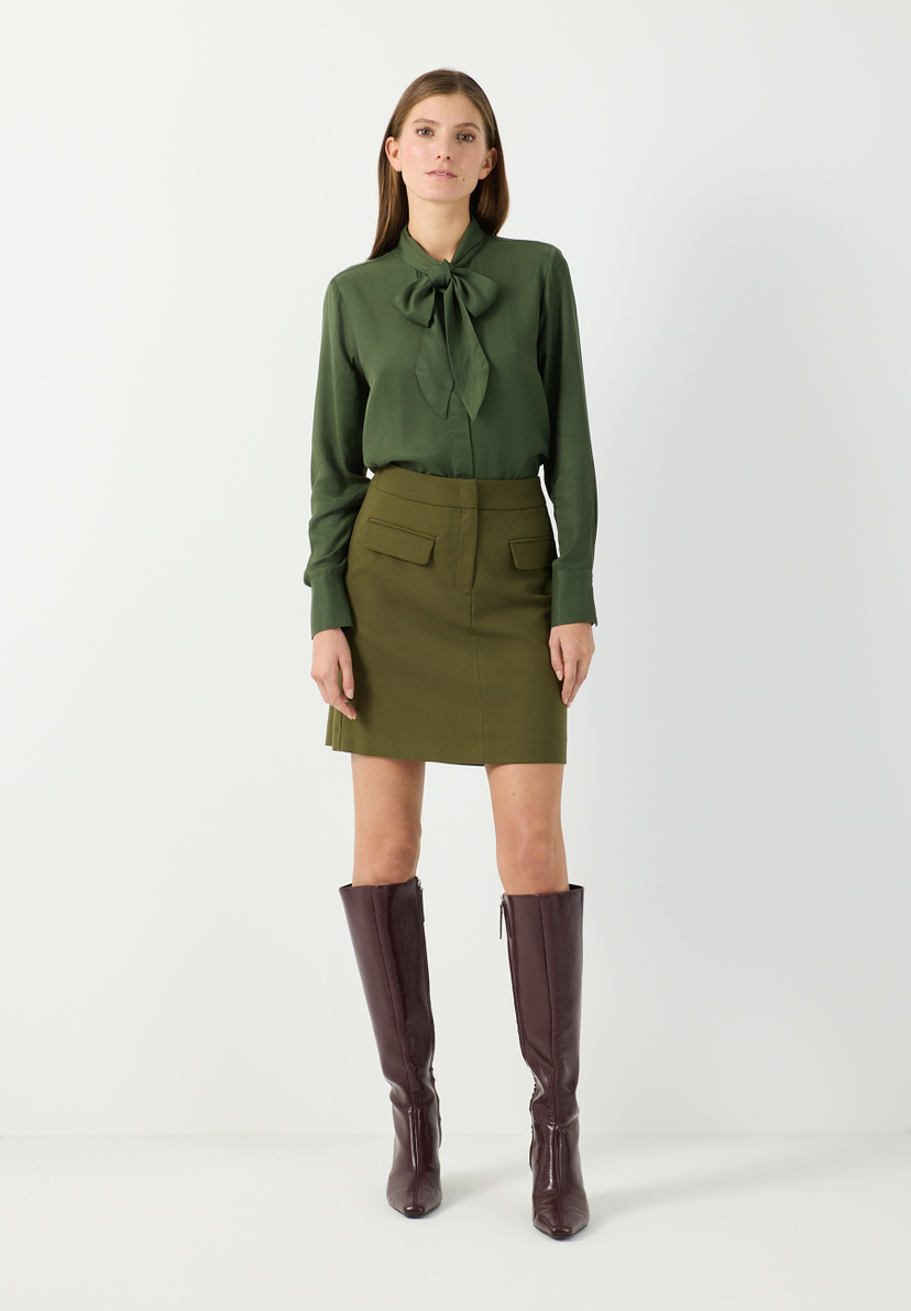 MORE & MORE Minirock und Bluse in Grün mit Stiefeln. Perfekter Casual-Look für den Herbst. MORE & MORE Minirock und Bluse in Grün mit Stiefeln. Perfekter Casual-Look für den Herbst.