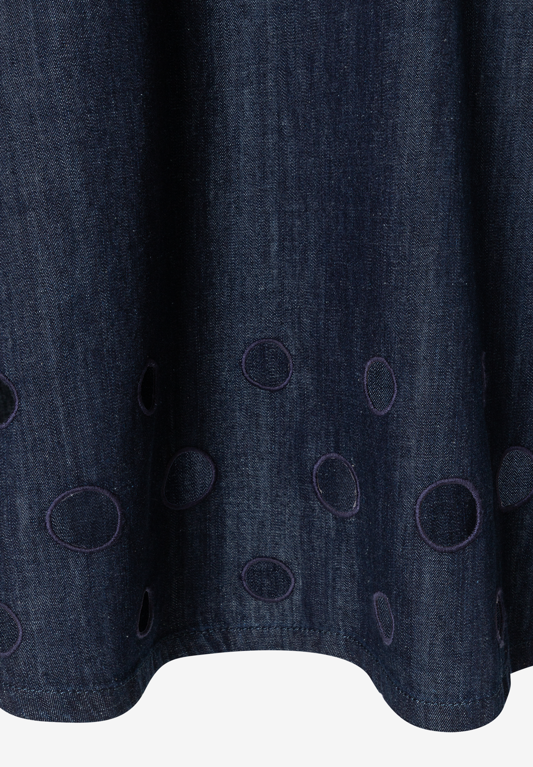 MORE & MORE Oberteil aus Denim mit Laser-Cut-Lochstickerei am Saum, angenehm zu tragen und hautfreundlich. MORE & MORE Oberteil aus Denim mit Laser-Cut-Lochstickerei am Saum, angenehm zu tragen und hautfreundlich.
