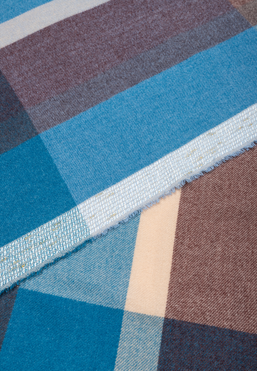 Nahaufnahme eines karierten MORE & MORE Accessoires in Blau, Beige und Braun. Nahaufnahme eines karierten MORE & MORE Accessoires in Blau, Beige und Braun.