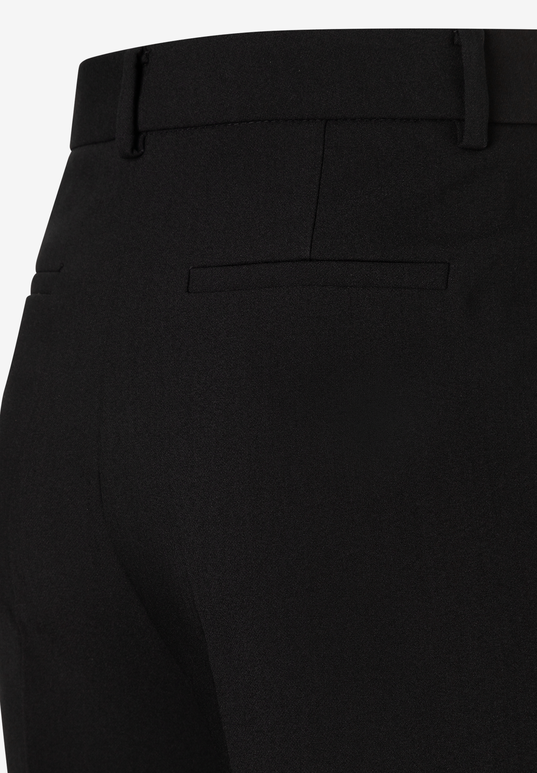 MORE & MORE schwarze Hose mit Gürtelschlaufen und paspelierter Gesäßtasche, Nahaufnahme.