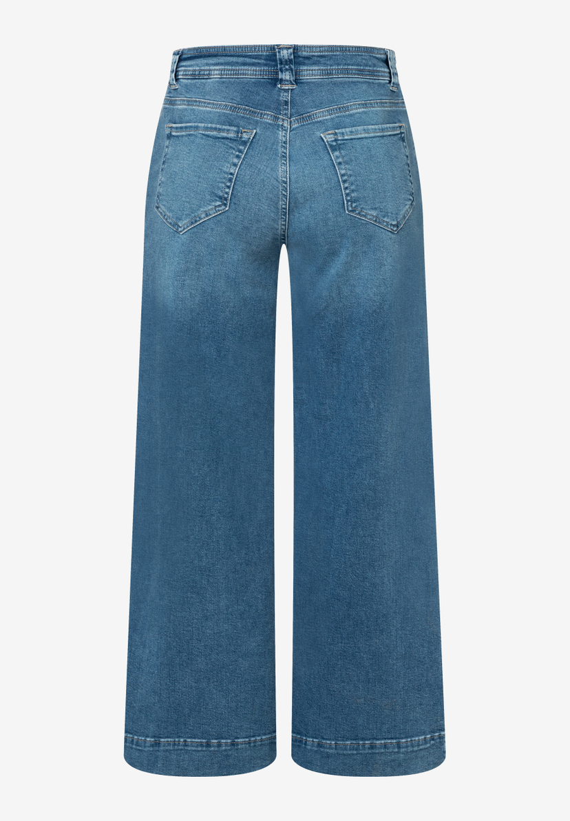 Eine MORE & MORE Jeanshose aus Denim mit breitem Bein, von hinten fotografiert. Eine MORE & MORE Jeanshose aus Denim mit breitem Bein, von hinten fotografiert.