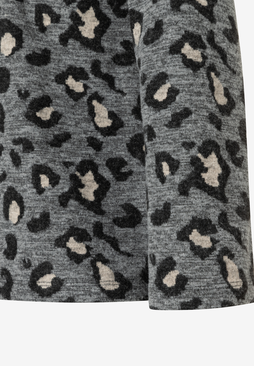 Nahaufnahme eines MORE & MORE Sweaters mit grauem Leopardenmuster und bequemem, elastischem Sweat-Material. Nahaufnahme eines MORE & MORE Sweaters mit grauem Leopardenmuster und bequemem, elastischem Sweat-Material.