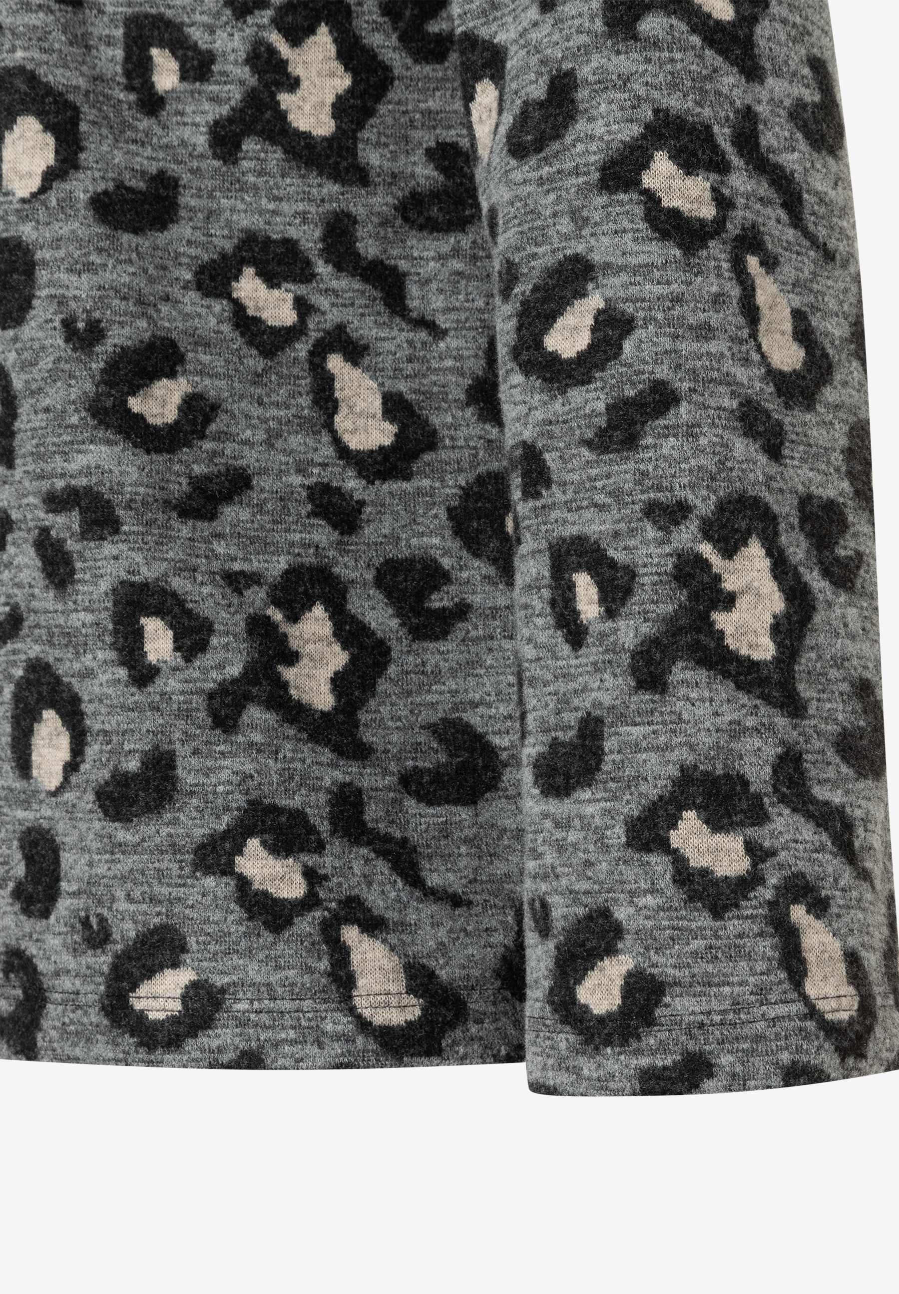 Nahaufnahme eines MORE & MORE Sweaters mit grauem Leopardenmuster und bequemem, elastischem Sweat-Material. Nahaufnahme eines MORE & MORE Sweaters mit grauem Leopardenmuster und bequemem, elastischem Sweat-Material.