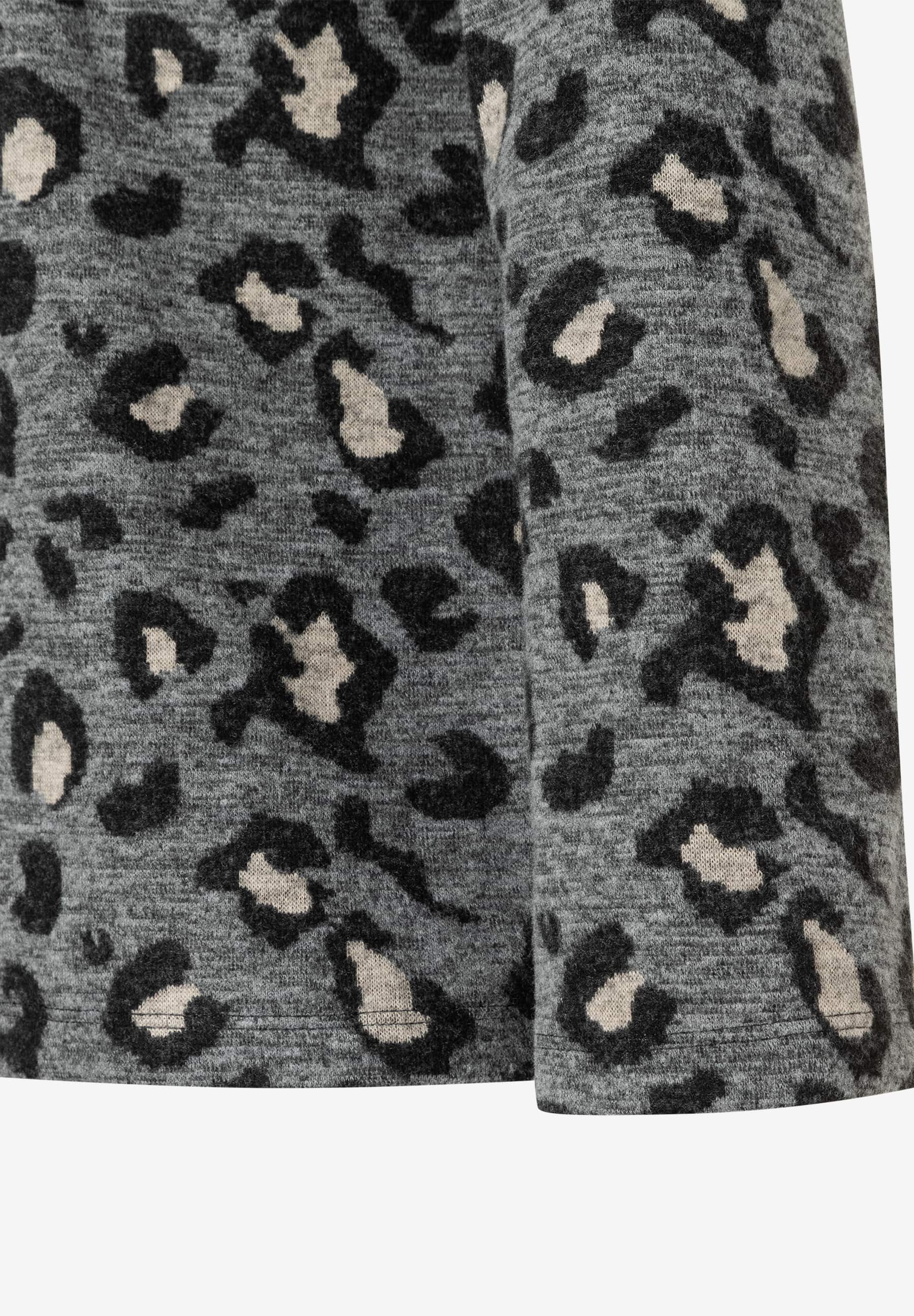 Nahaufnahme eines MORE & MORE Sweaters mit grauem Leopardenmuster und bequemem, elastischem Sweat-Material. Nahaufnahme eines MORE & MORE Sweaters mit grauem Leopardenmuster und bequemem, elastischem Sweat-Material.