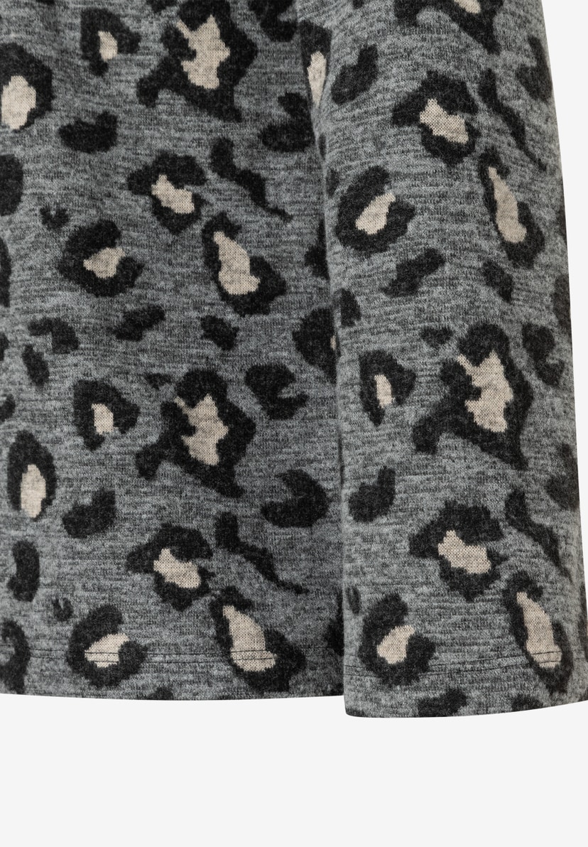 Nahaufnahme eines MORE & MORE Sweaters mit grauem Leopardenmuster und bequemem, elastischem Sweat-Material. Nahaufnahme eines MORE & MORE Sweaters mit grauem Leopardenmuster und bequemem, elastischem Sweat-Material.