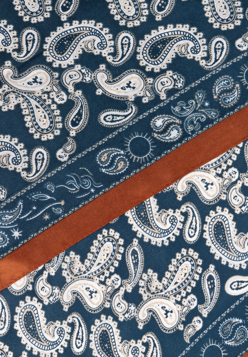 MORE & MORE Accessoire: Paisley-Muster in Blau, Weiß & Beige mit einem schräg verlaufenden braunen Band. MORE & MORE Accessoire: Paisley-Muster in Blau, Weiß & Beige mit einem schräg verlaufenden braunen Band.