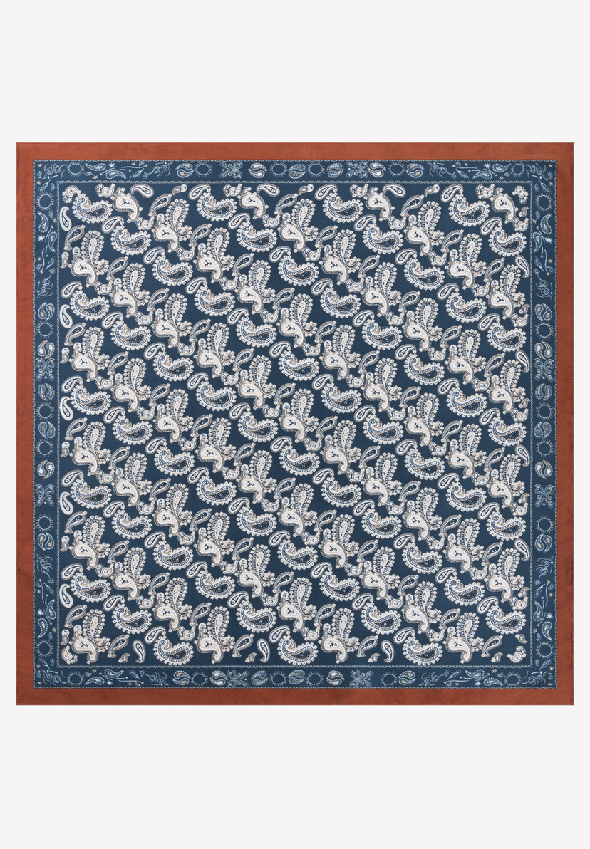 MORE & MORE Accessoire: Paisley-Halstuch in Marineblau/Creme mit braunem Rand und Musterbordüre, von oben fotografiert. MORE & MORE Accessoire: Paisley-Halstuch in Marineblau/Creme mit braunem Rand und Musterbordüre, von oben fotografiert.