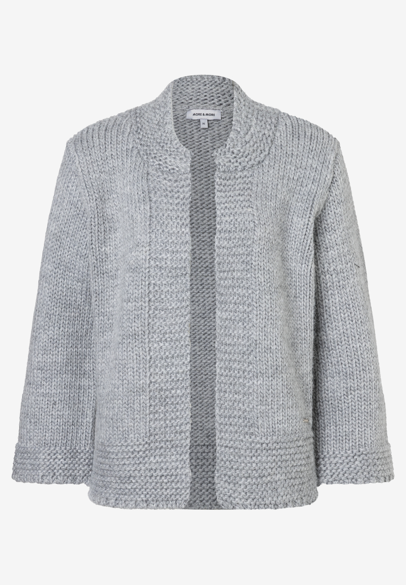 Ein grauer Strick-Cardigan von MORE & MORE mit langen Ärmeln und offenem Kragen. Ein grauer Strick-Cardigan von MORE & MORE mit langen Ärmeln und offenem Kragen.