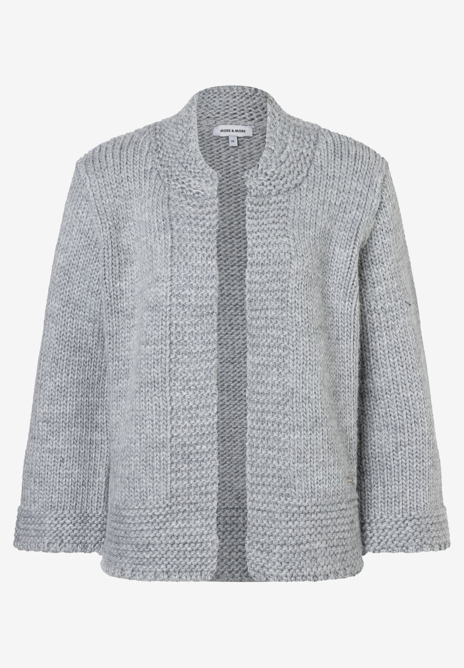 Ein grauer Strick-Cardigan von MORE & MORE mit langen Ärmeln und offenem Kragen. Ein grauer Strick-Cardigan von MORE & MORE mit langen Ärmeln und offenem Kragen.