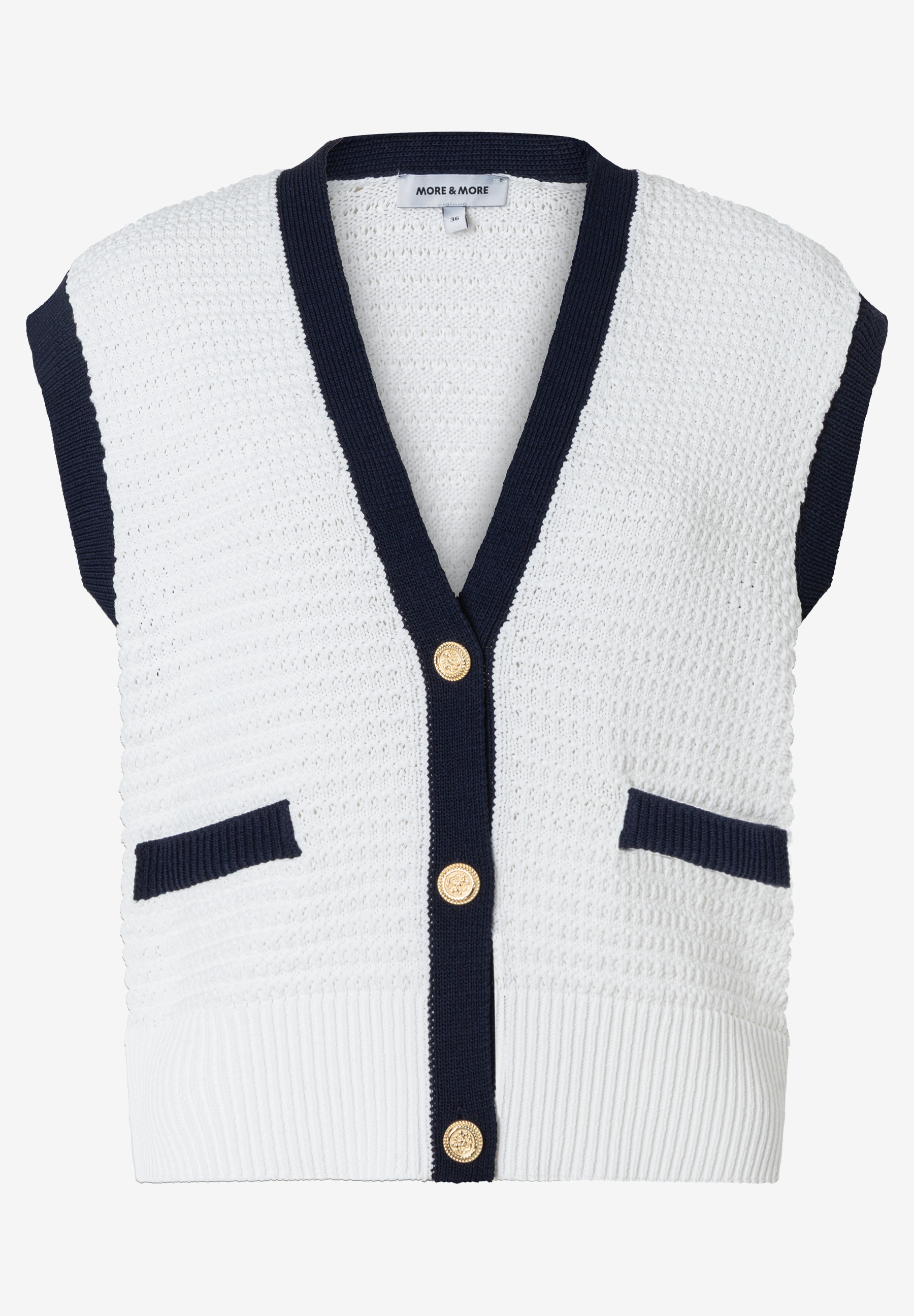 Ein ärmelloser Strick-Cardigan von MORE & MORE, weiß mit dunkelblauen Details und goldenen Knöpfen. Ein ärmelloser Strick-Cardigan von MORE & MORE, weiß mit dunkelblauen Details und goldenen Knöpfen.