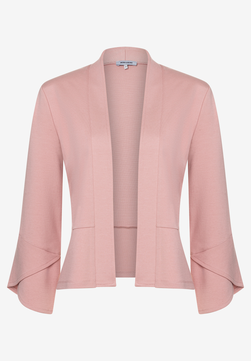 Ein offener, hellrosa MORE & MORE Blazer mit langen, ausgestellten Ärmeln vor weißem Hintergrund. Ein offener, hellrosa MORE & MORE Blazer mit langen, ausgestellten Ärmeln vor weißem Hintergrund.
