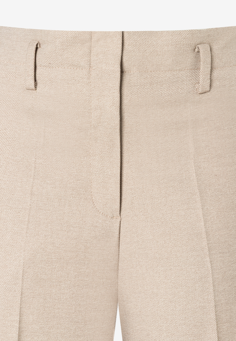 MORE & MORE Jeans: Nahaufnahme einer beigen Hose aus fließender Viskosemischung mit Gürtelschlaufen und Reißverschluss. MORE & MORE Jeans: Nahaufnahme einer beigen Hose aus fließender Viskosemischung mit Gürtelschlaufen und Reißverschluss.