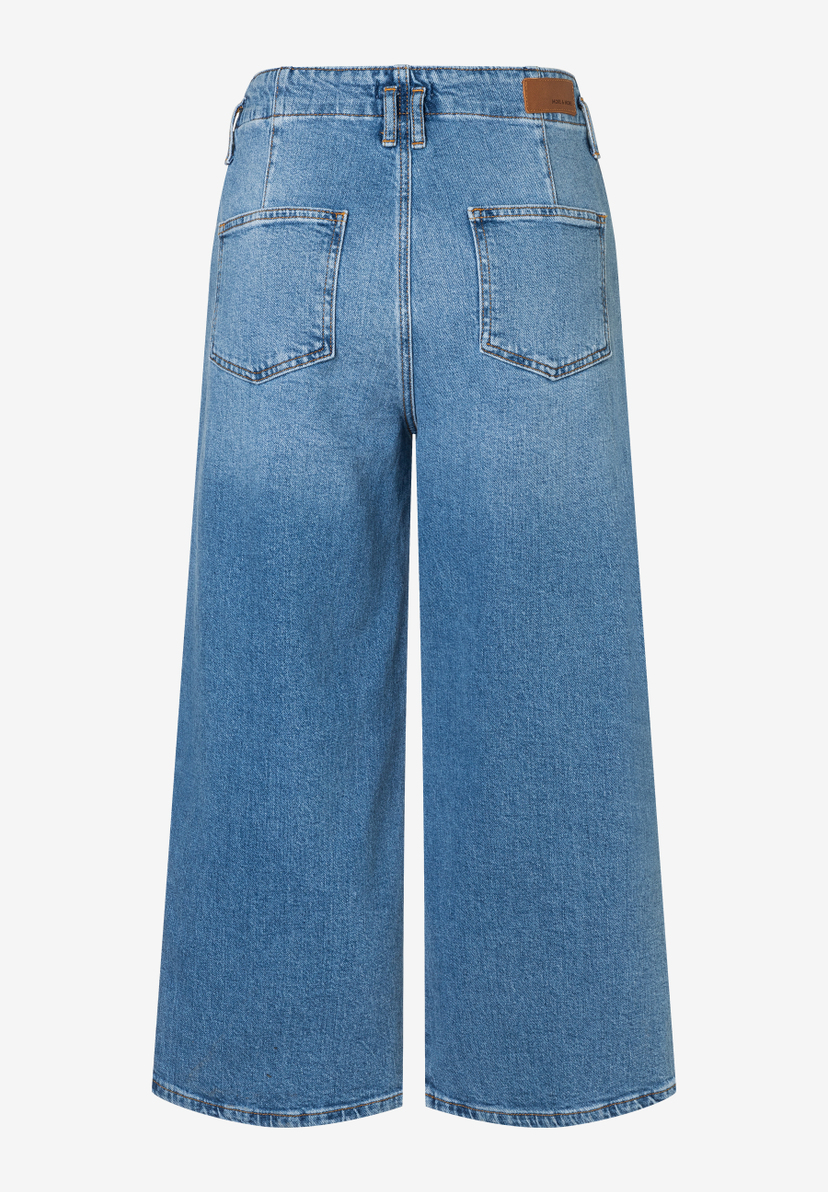 MORE & MORE Damen Jeans, lockere Passform, hinten auf weißem Hintergrund, zwei Gesäßtaschen, hellbraunes Logo-Patch MORE & MORE Damen Jeans, lockere Passform, hinten auf weißem Hintergrund, zwei Gesäßtaschen, hellbraunes Logo-Patch
