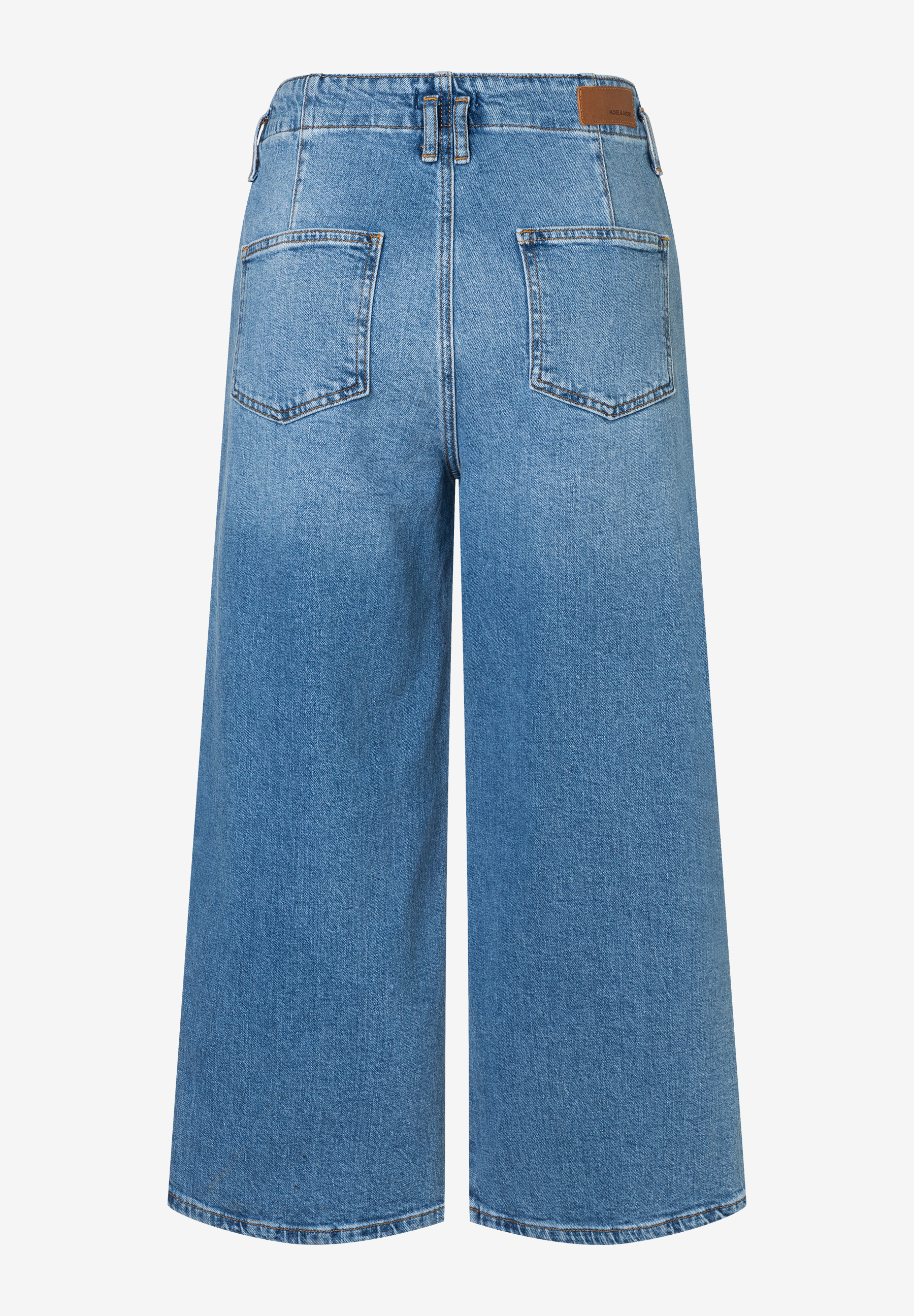 MORE & MORE Damen Jeans, lockere Passform, hinten auf weißem Hintergrund, zwei Gesäßtaschen, hellbraunes Logo-Patch MORE & MORE Damen Jeans, lockere Passform, hinten auf weißem Hintergrund, zwei Gesäßtaschen, hellbraunes Logo-Patch