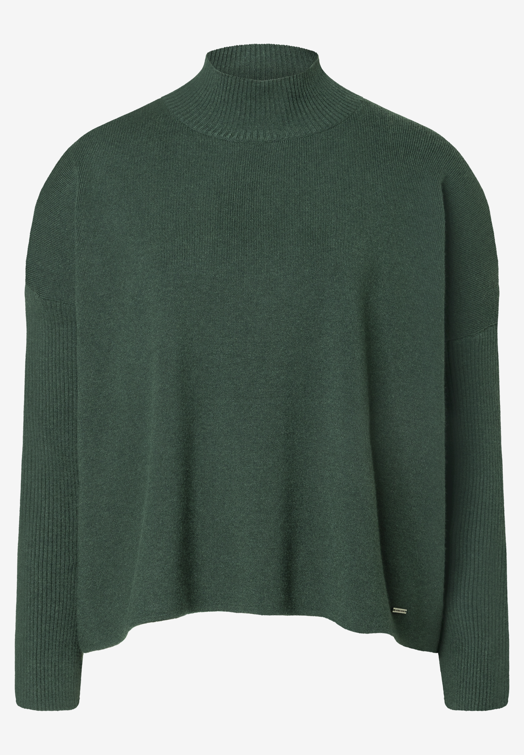 MORE & MORE Rippstrick-Pullover in Dunkelgrün mit Stehkragen und einem kleinen goldenen Logo am Saum.