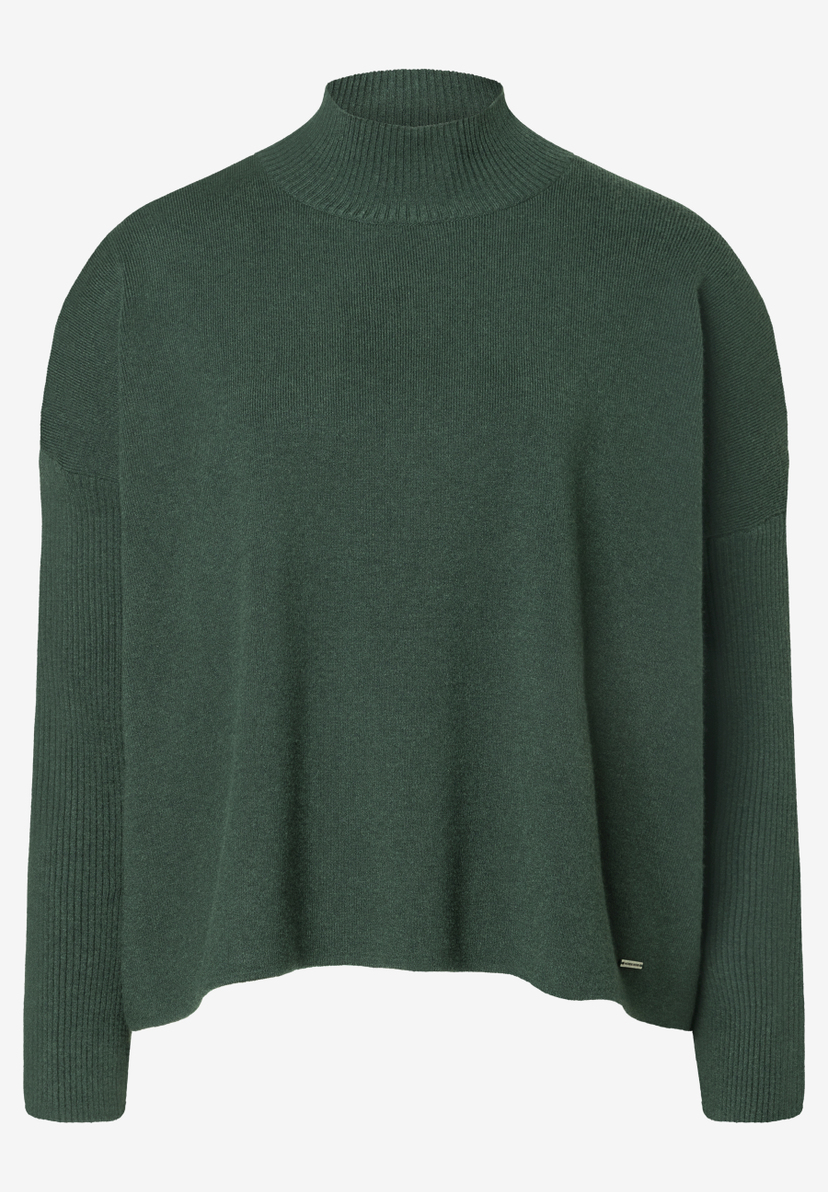 MORE & MORE Rippstrick-Pullover in Dunkelgrün mit Stehkragen und einem kleinen goldenen Logo am Saum. MORE & MORE Rippstrick-Pullover in Dunkelgrün mit Stehkragen und einem kleinen goldenen Logo am Saum.