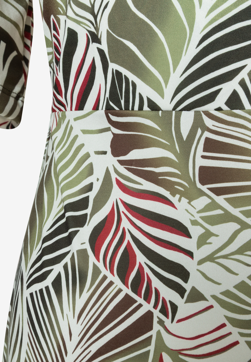 MORE & MORE Jersey-Kleid mit grünen, braunen & roten Blättern auf weißem Hintergrund, im Detail abgebildet. MORE & MORE Jersey-Kleid mit grünen, braunen & roten Blättern auf weißem Hintergrund, im Detail abgebildet.
