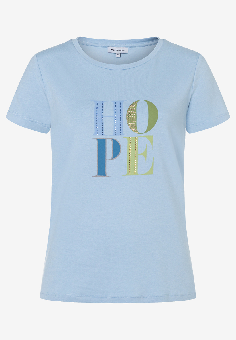 Hellblaues MORE & MORE T-Shirt mit dem Schriftzug 'HOPE'. Hellblaues MORE & MORE T-Shirt mit dem Schriftzug 'HOPE'.