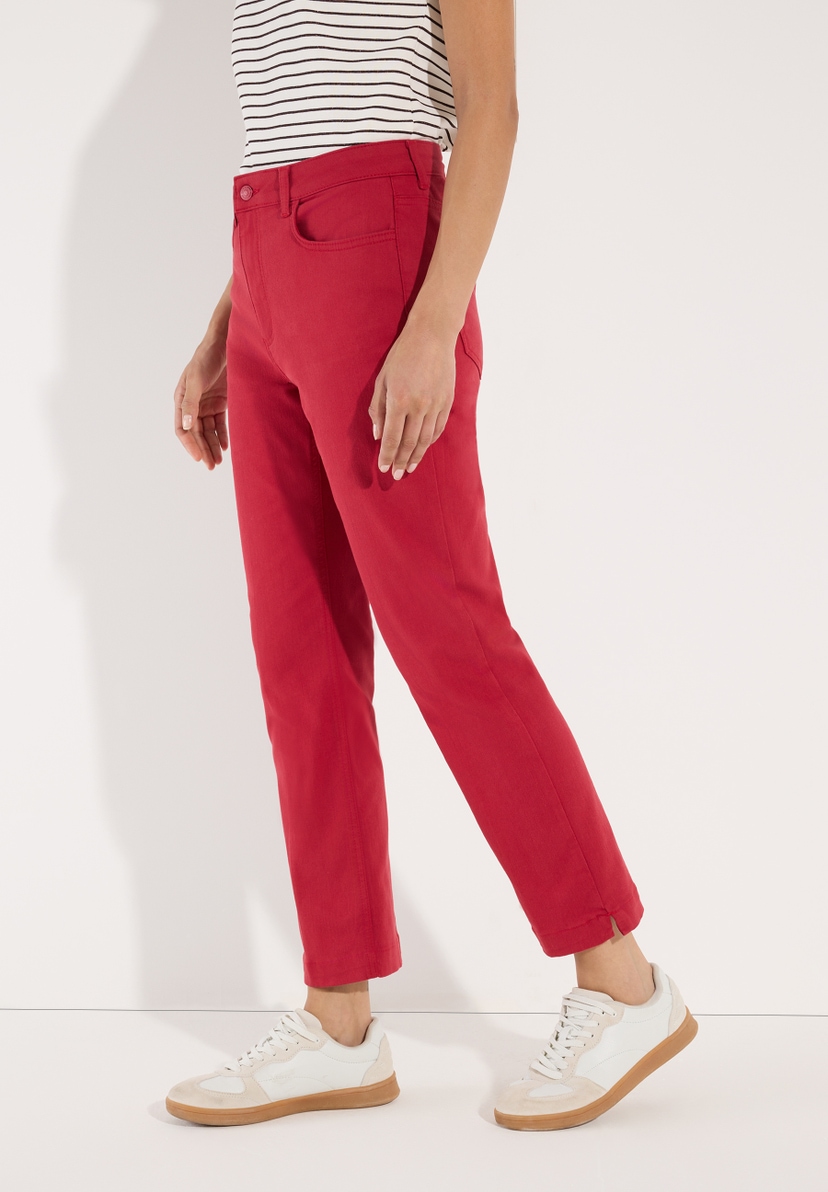 MORE & MORE Jeans: Rote Denim-Jeans mit hohem Bund und leicht ausgestelltem Bein, kombiniert mit gestreiftem Shirt und weißen Sneakern. MORE & MORE Jeans: Rote Denim-Jeans mit hohem Bund und leicht ausgestelltem Bein, kombiniert mit gestreiftem Shirt und weißen Sneakern.