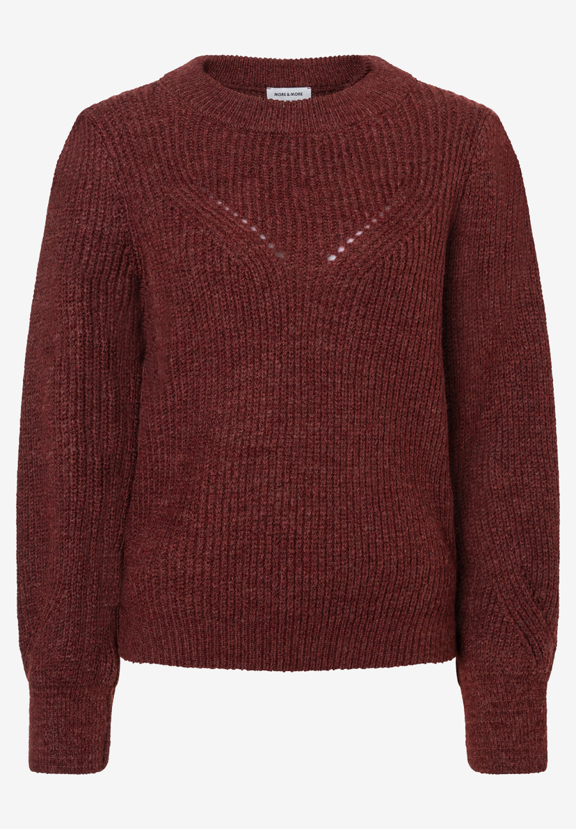 Ein roter MORE & MORE Strickpullover mit Rundhalsausschnitt und dekorativen Lochmusterdetails. Ein roter MORE & MORE Strickpullover mit Rundhalsausschnitt und dekorativen Lochmusterdetails.