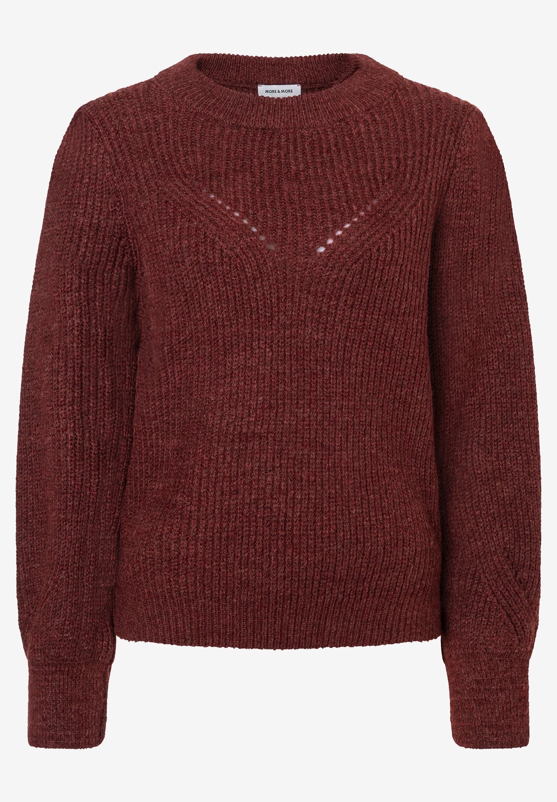 Ein roter MORE & MORE Strickpullover mit Rundhalsausschnitt und dekorativen Lochmusterdetails. Ein roter MORE & MORE Strickpullover mit Rundhalsausschnitt und dekorativen Lochmusterdetails.