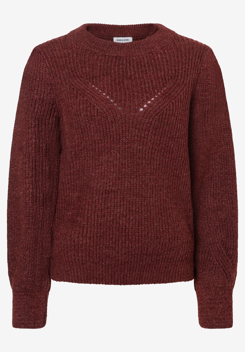 Ein roter MORE & MORE Strickpullover mit Rundhalsausschnitt und dekorativen Lochmusterdetails. Ein roter MORE & MORE Strickpullover mit Rundhalsausschnitt und dekorativen Lochmusterdetails.