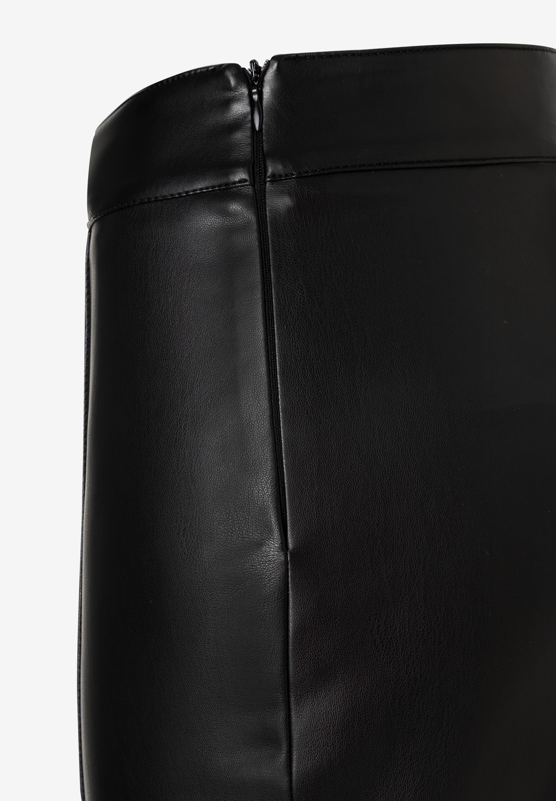 MORE & MORE schwarze Jeans/Hose aus Lederimitat, Reißverschluss hinten, Nahaufnahme. 