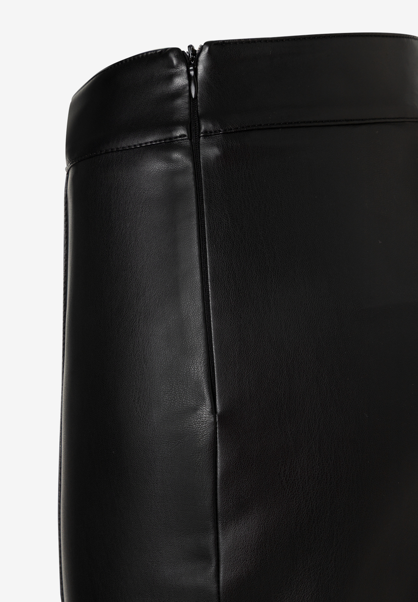 MORE & MORE schwarze Jeans/Hose aus Lederimitat, Reißverschluss hinten, Nahaufnahme. 