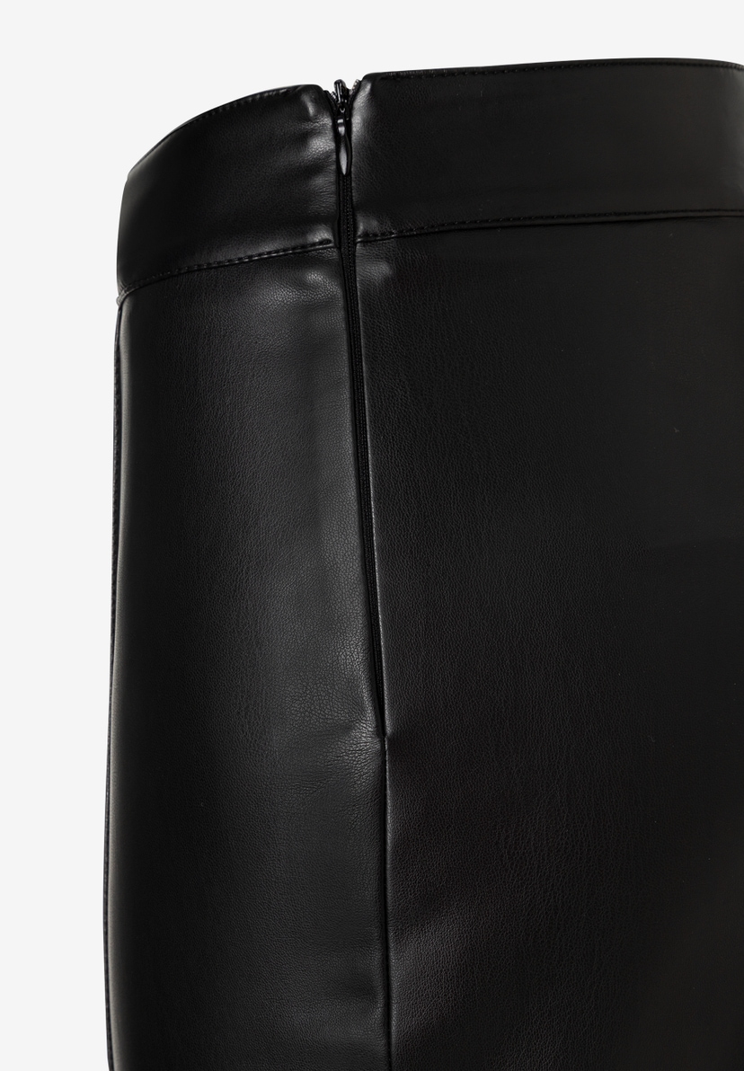 MORE & MORE schwarze Jeans/Hose aus Lederimitat, Reißverschluss hinten, Nahaufnahme. MORE & MORE schwarze Jeans/Hose aus Lederimitat, Reißverschluss hinten, Nahaufnahme.