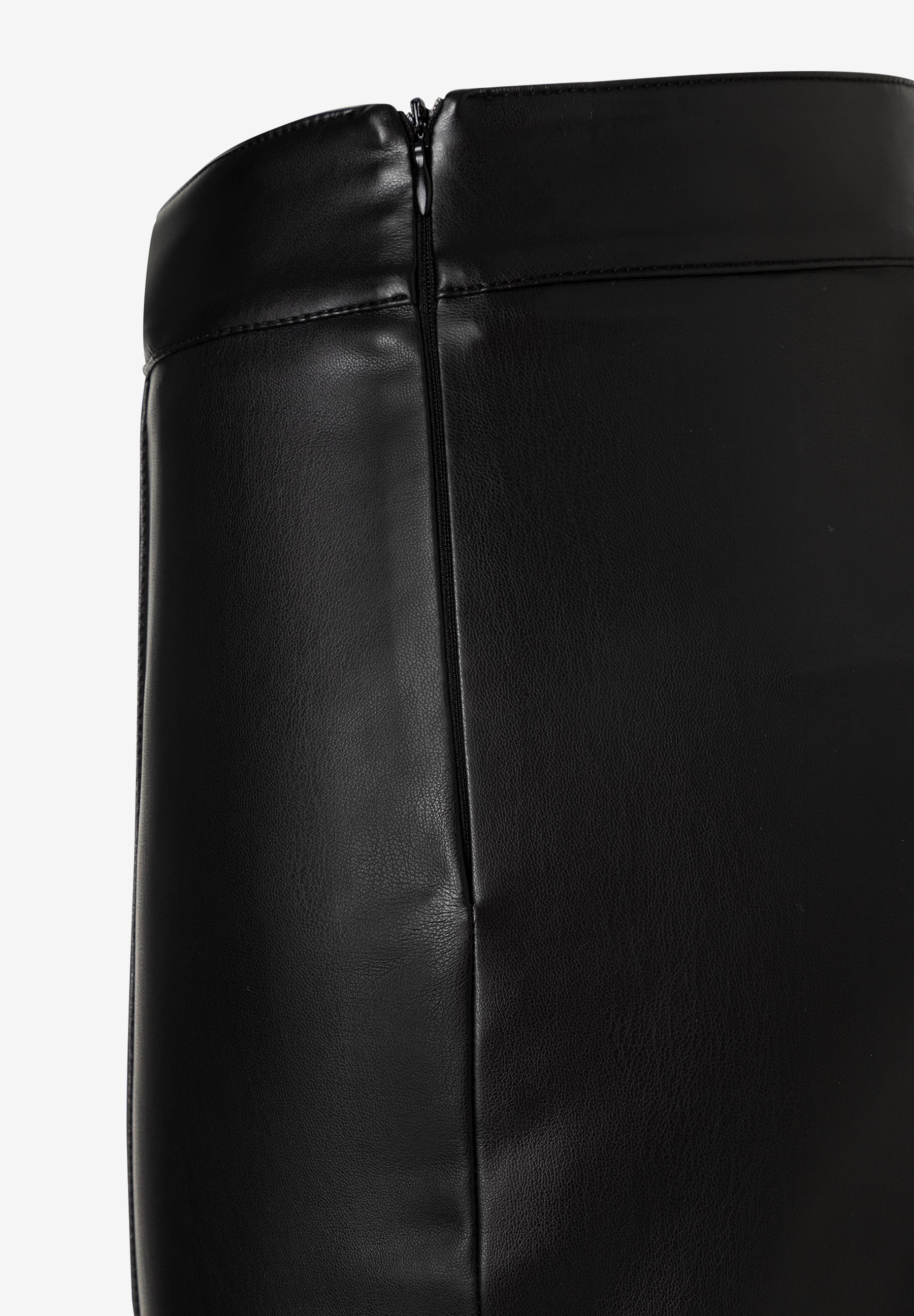 MORE & MORE schwarze Jeans/Hose aus Lederimitat, Reißverschluss hinten, Nahaufnahme. MORE & MORE schwarze Jeans/Hose aus Lederimitat, Reißverschluss hinten, Nahaufnahme.