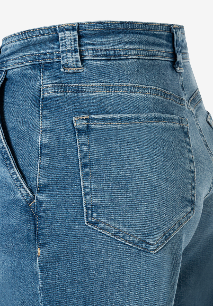 Detailaufnahme der MORE & MORE Jeanshose aus Denim mit Gesäßtasche und Gürtelschlaufen. Detailaufnahme der MORE & MORE Jeanshose aus Denim mit Gesäßtasche und Gürtelschlaufen.