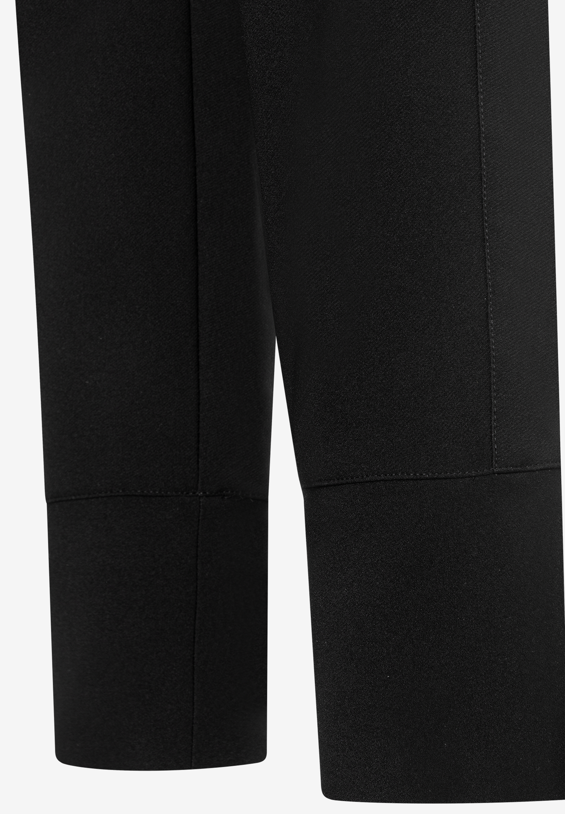 Detailaufnahme einer schwarzen MORE & MORE Hose/Jeans, die Textur und den Schnitt hervorhebt. Detailaufnahme einer schwarzen MORE & MORE Hose/Jeans, die Textur und den Schnitt hervorhebt.