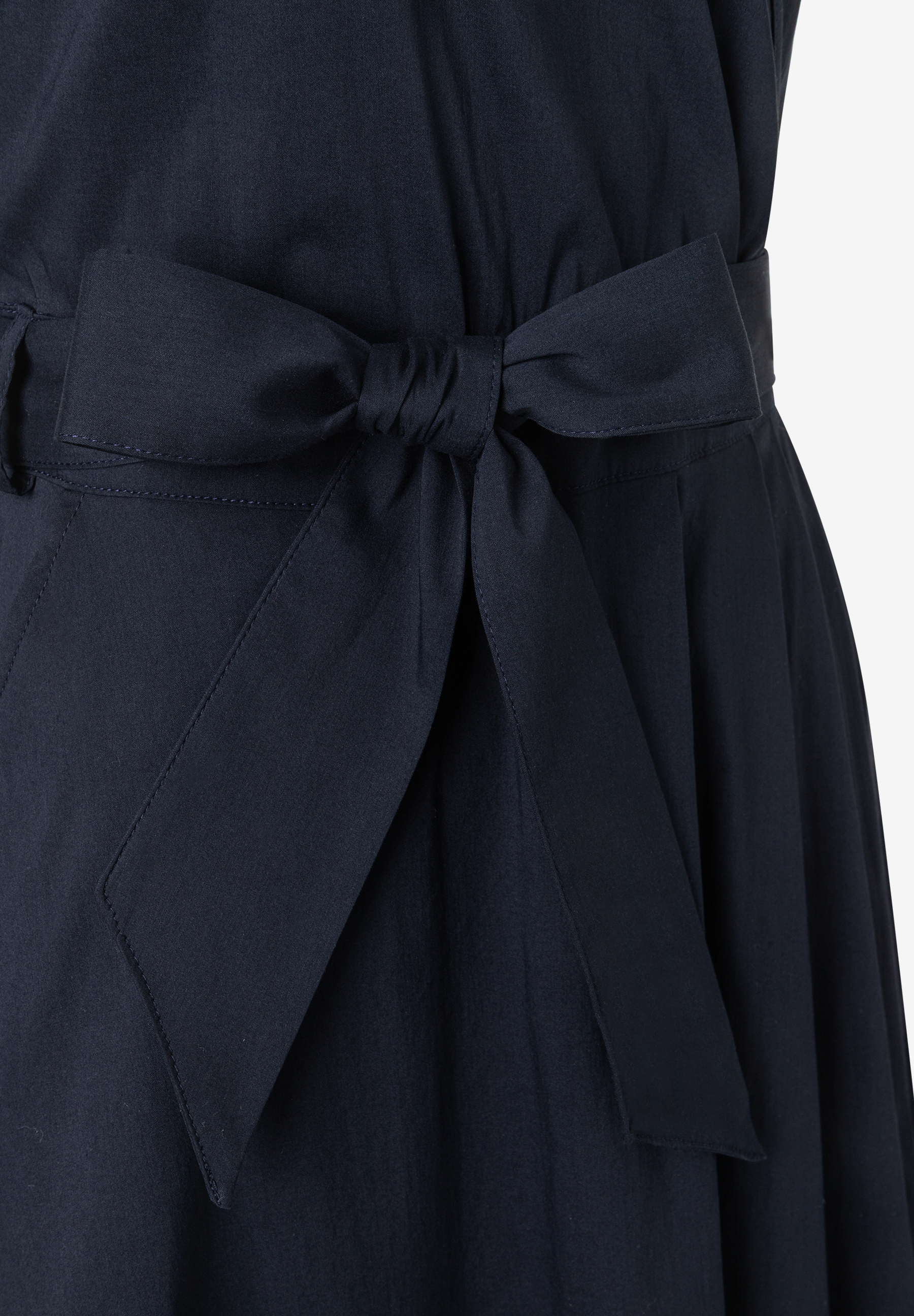 MORE & MORE dunkelblaues Popeline-Kleid mit elastischem Material und Bindegürtel, der zu einer Schleife gebunden ist. MORE & MORE dunkelblaues Popeline-Kleid mit elastischem Material und Bindegürtel, der zu einer Schleife gebunden ist.