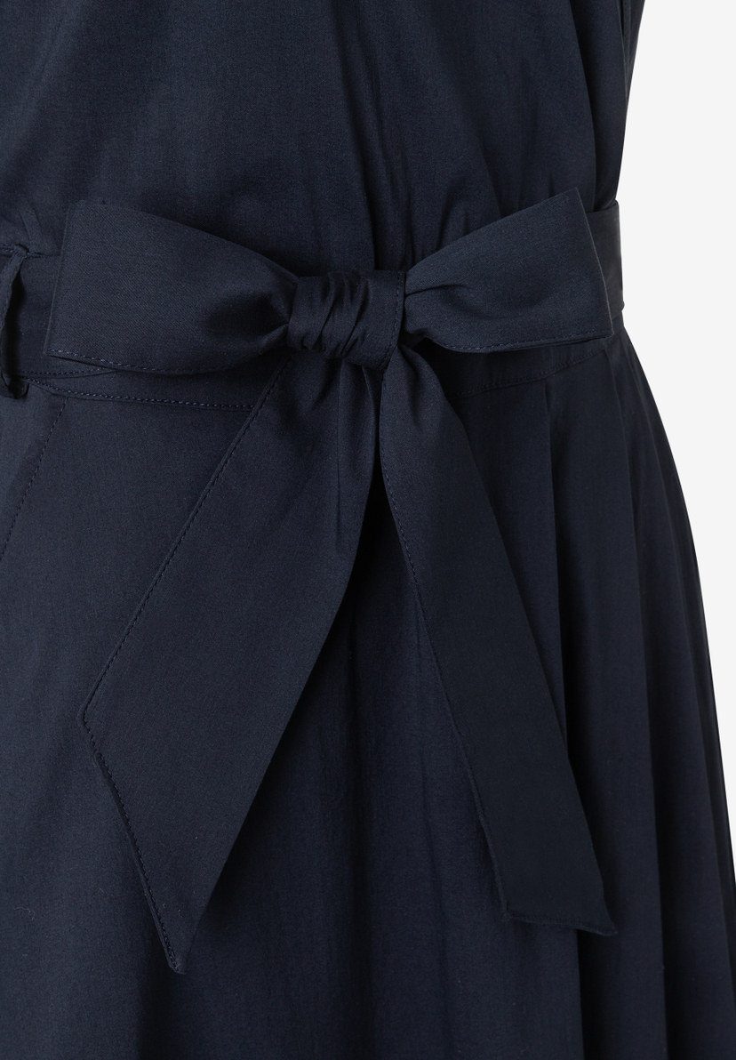 MORE & MORE dunkelblaues Popeline-Kleid mit elastischem Material und Bindegürtel, der zu einer Schleife gebunden ist. MORE & MORE dunkelblaues Popeline-Kleid mit elastischem Material und Bindegürtel, der zu einer Schleife gebunden ist.