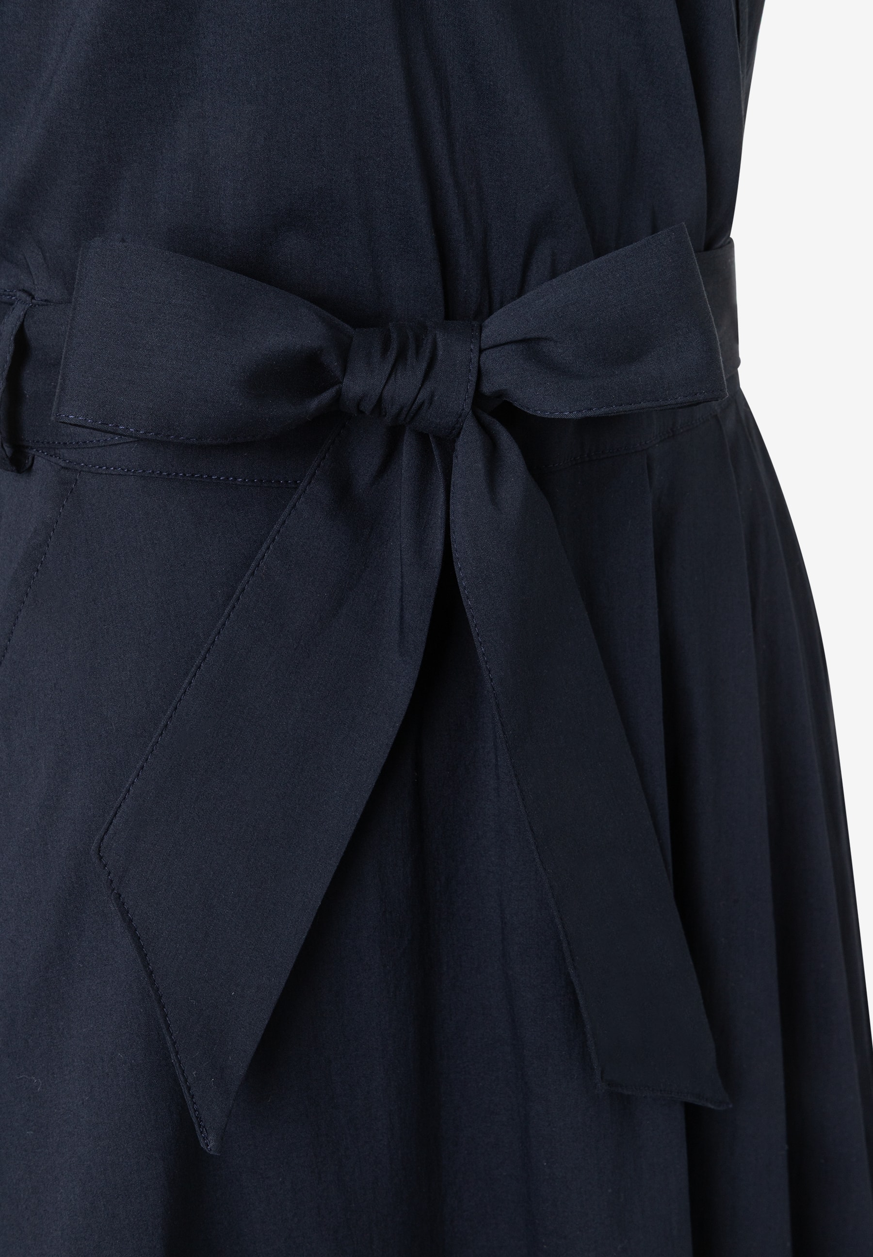 MORE & MORE dunkelblaues Popeline-Kleid mit elastischem Material und Bindegürtel, der zu einer Schleife gebunden ist. MORE & MORE dunkelblaues Popeline-Kleid mit elastischem Material und Bindegürtel, der zu einer Schleife gebunden ist.