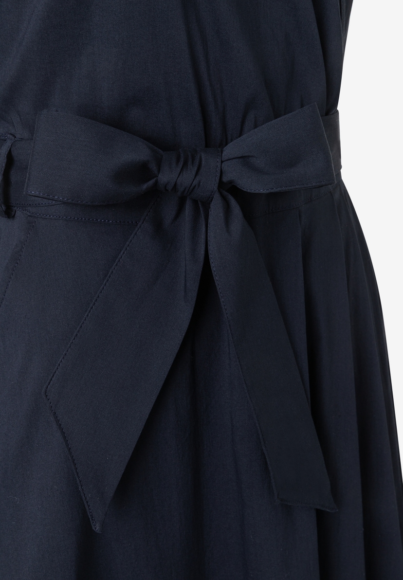 MORE & MORE dunkelblaues Popeline-Kleid mit elastischem Material und Bindegürtel, der zu einer Schleife gebunden ist. MORE & MORE dunkelblaues Popeline-Kleid mit elastischem Material und Bindegürtel, der zu einer Schleife gebunden ist.