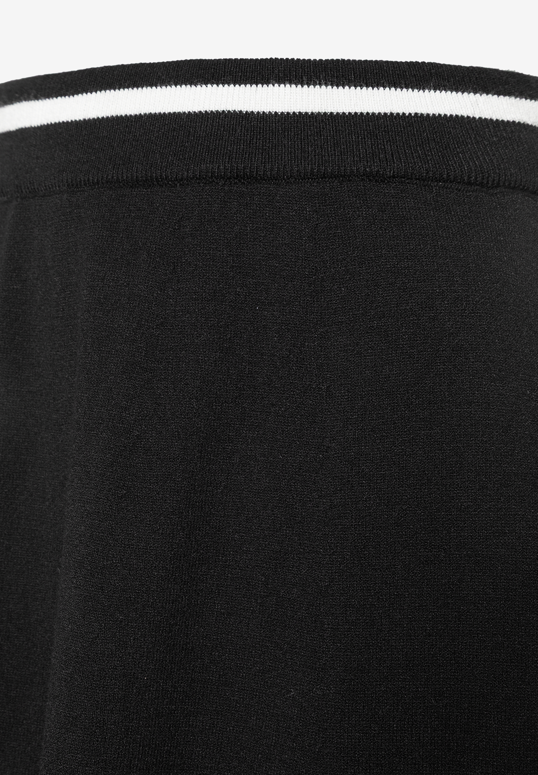 Nahaufnahme eines schwarzen MORE & MORE Rocks mit weißen Streifen am Bund, Feinstrick. Nahaufnahme eines schwarzen MORE & MORE Rocks mit weißen Streifen am Bund, Feinstrick.