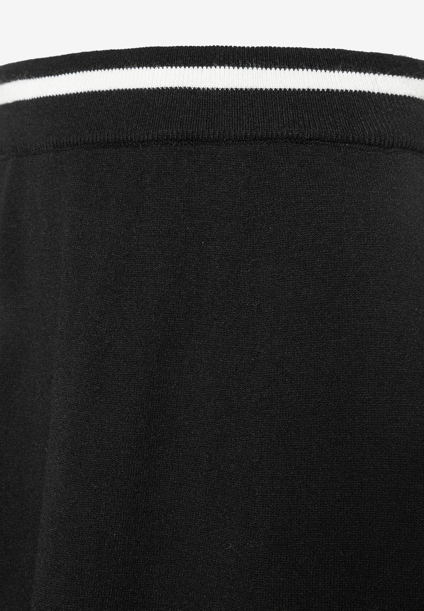 Nahaufnahme eines schwarzen MORE & MORE Rocks mit weißen Streifen am Bund, Feinstrick. Nahaufnahme eines schwarzen MORE & MORE Rocks mit weißen Streifen am Bund, Feinstrick.