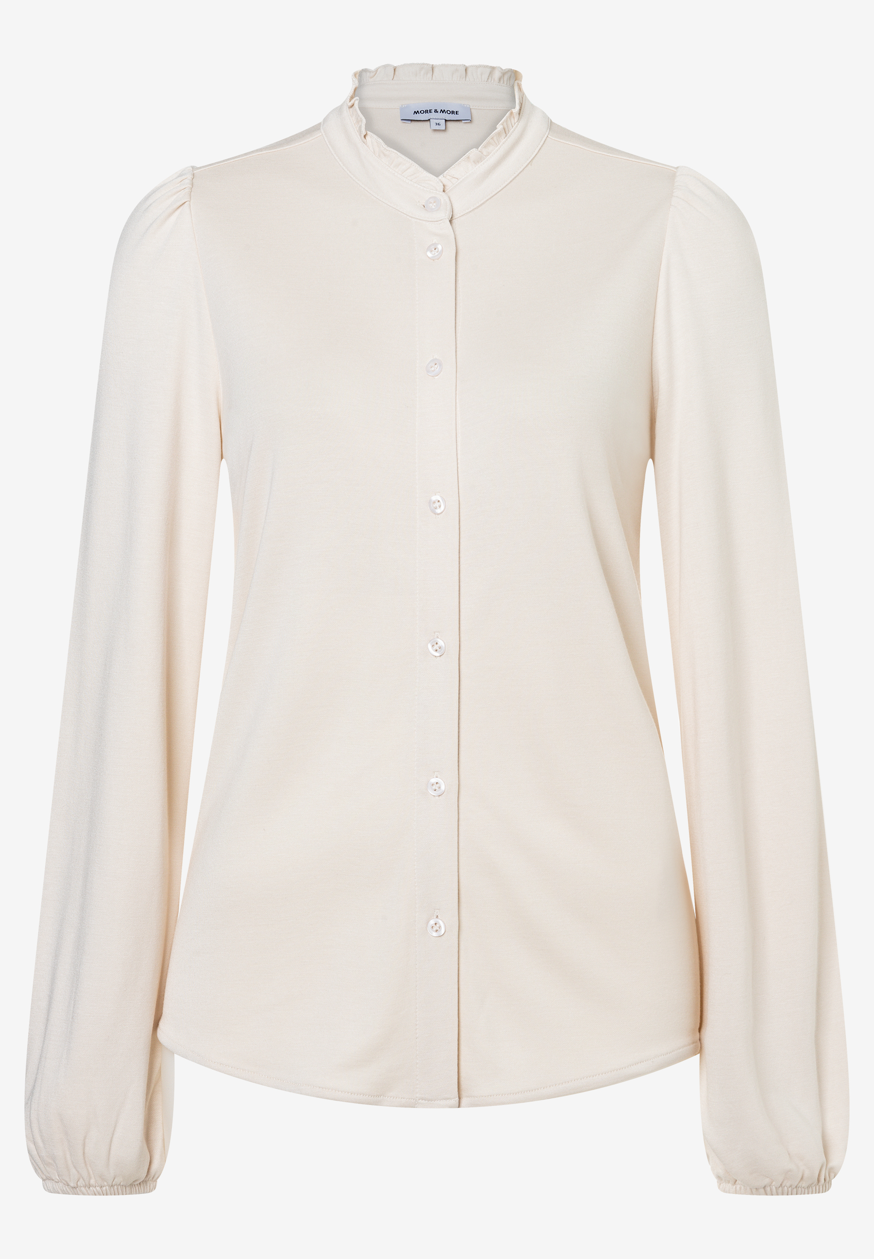 MORE & MORE Bluse: Eine cremefarbene Bluse mit Stehkragen und Rüschensaum sowie durchgehender Knopfleiste.