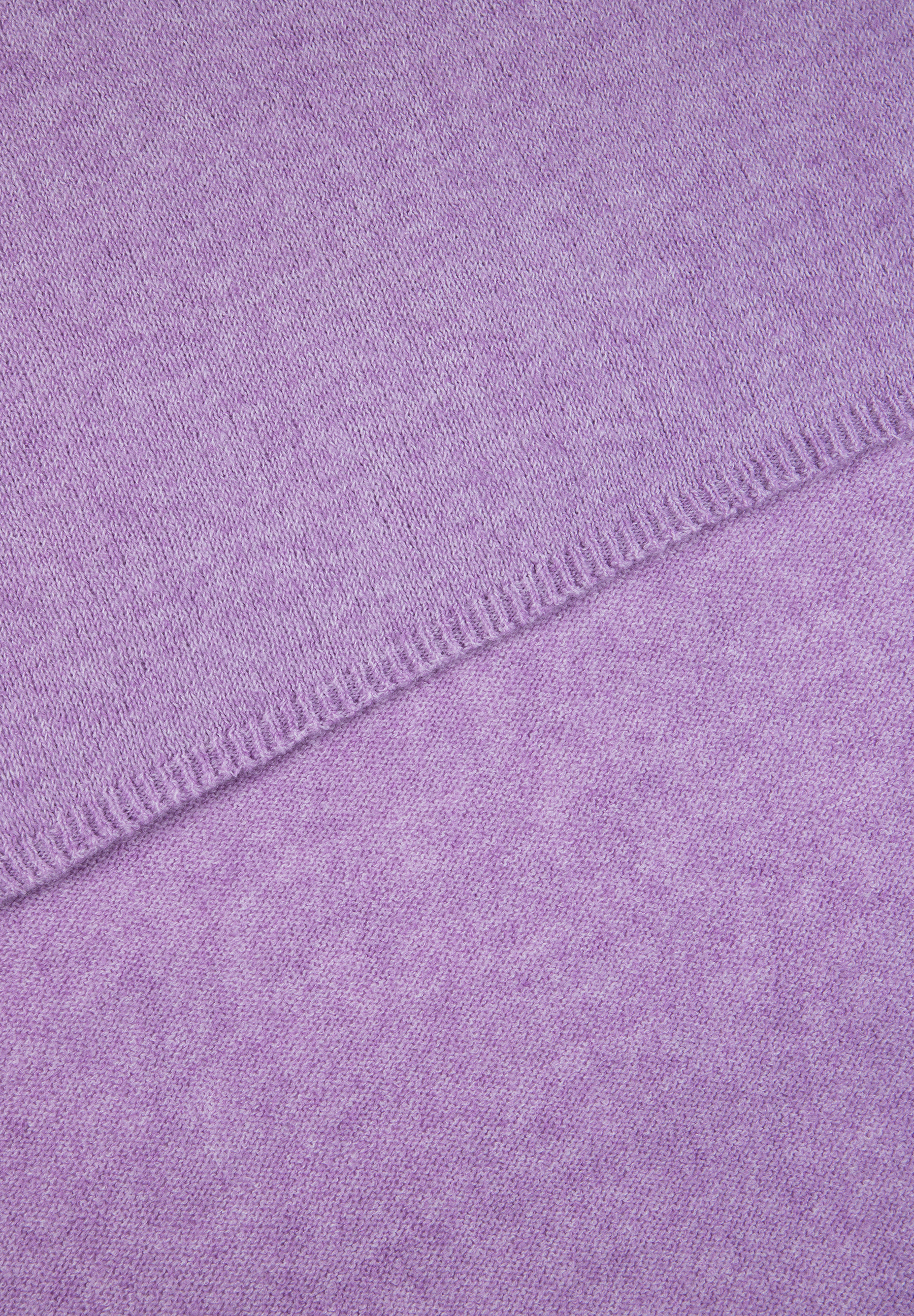 MORE & MORE Accessoire: Nahaufnahme eines Faltsaums auf einem lilafarbenen Strickstoff, meliert mit weißen Fasern.