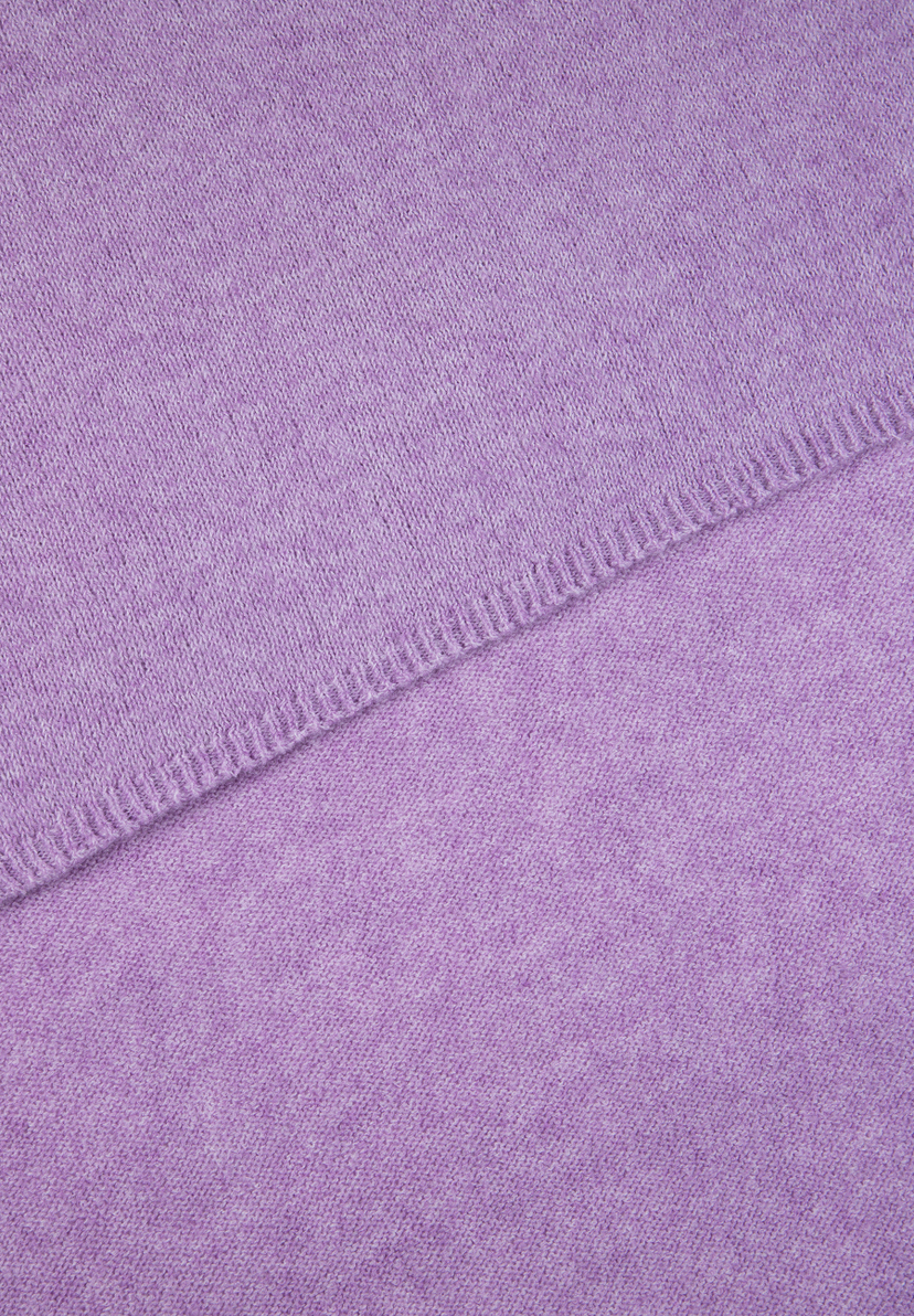 MORE & MORE Accessoire: Nahaufnahme eines Faltsaums auf einem lilafarbenen Strickstoff, meliert mit weißen Fasern.