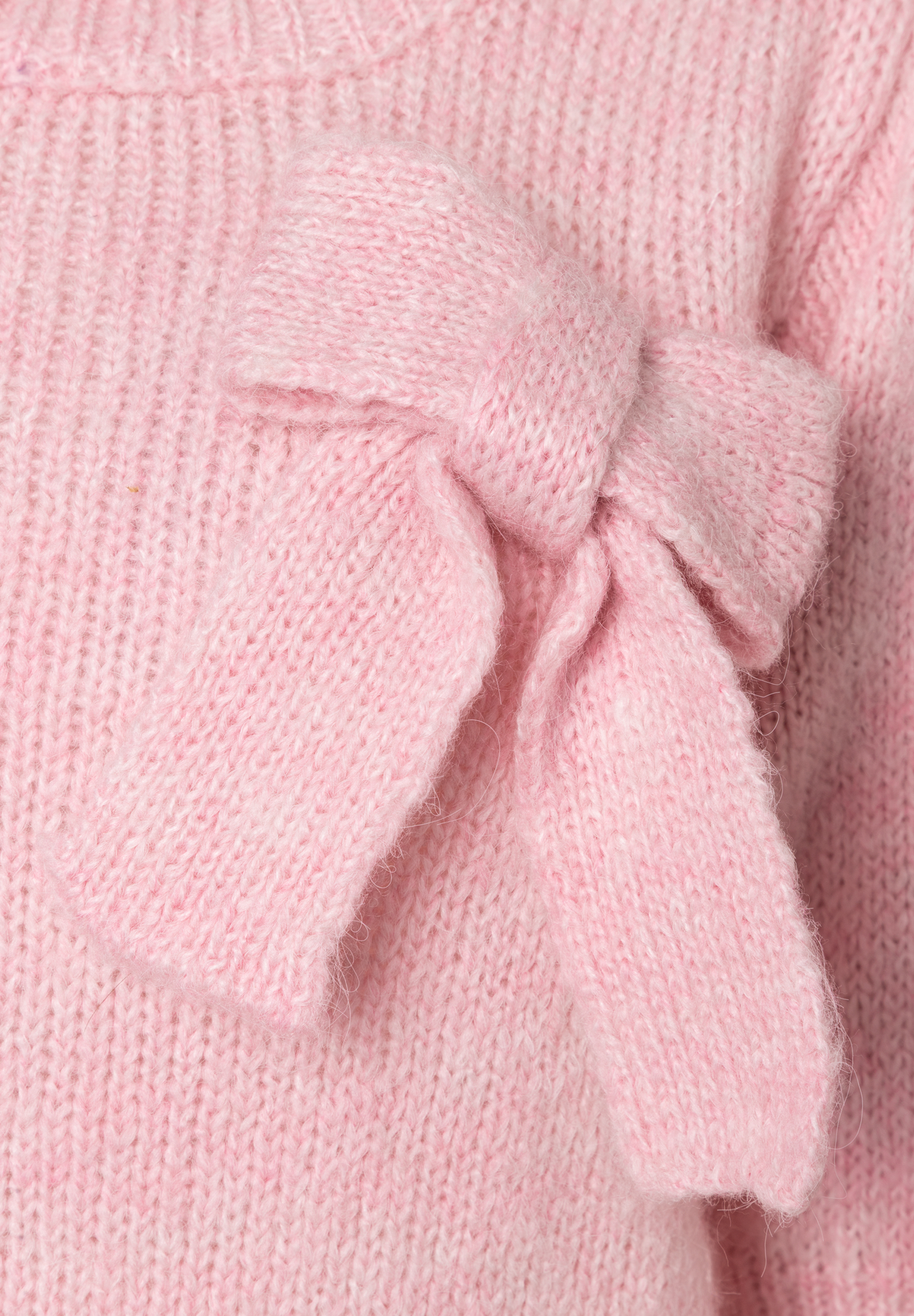Detailaufnahme eines rosa Strickpullovers der Marke MORE & MORE mit einer Schleife am Ärmel. Detailaufnahme eines rosa Strickpullovers der Marke MORE & MORE mit einer Schleife am Ärmel.