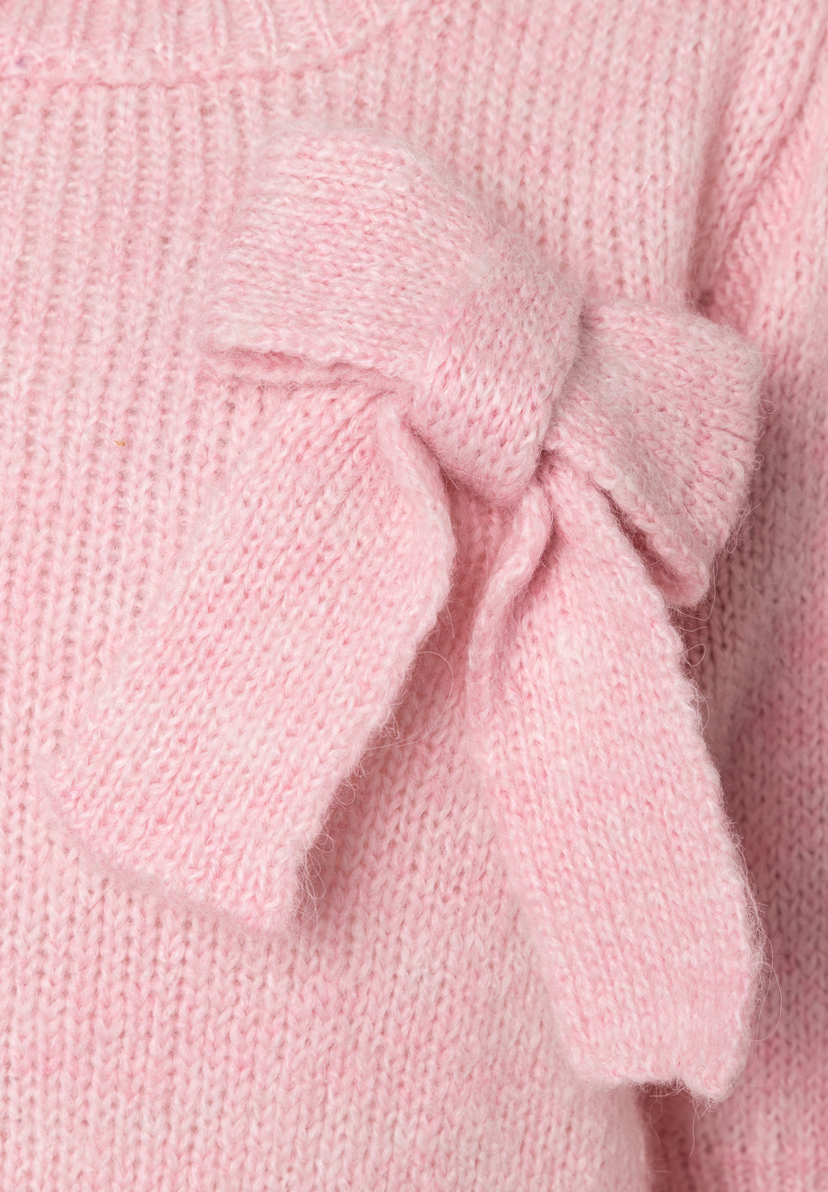 Detailaufnahme eines rosa Strickpullovers der Marke MORE & MORE mit einer Schleife am Ärmel. Detailaufnahme eines rosa Strickpullovers der Marke MORE & MORE mit einer Schleife am Ärmel.