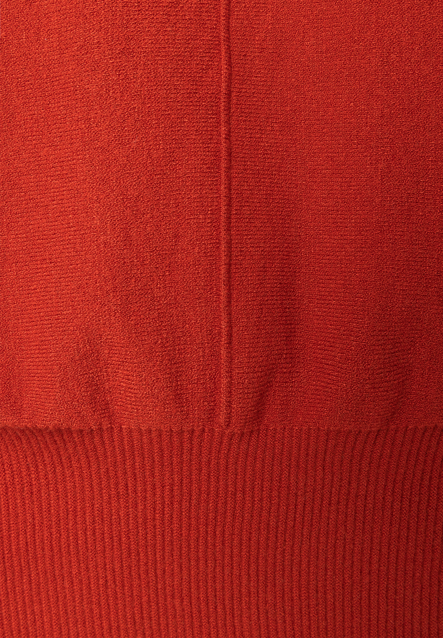 MORE & MORE Feinstrick-Pullover in intensivem Rot. Detailaufnahme des angenehm elastischen Stoffs mit Rippbündchen.
