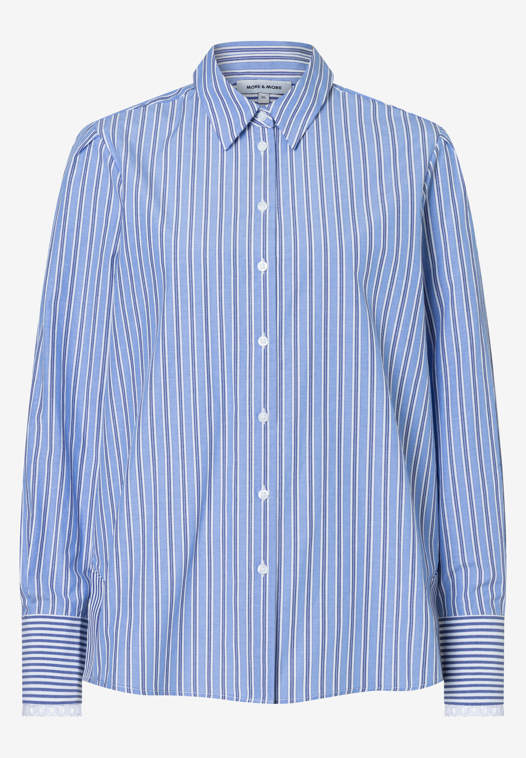 Eine gestreifte, hellblaue MORE & MORE Bluse mit langen Ärmeln und weißen Knöpfen. Eine gestreifte, hellblaue MORE & MORE Bluse mit langen Ärmeln und weißen Knöpfen.