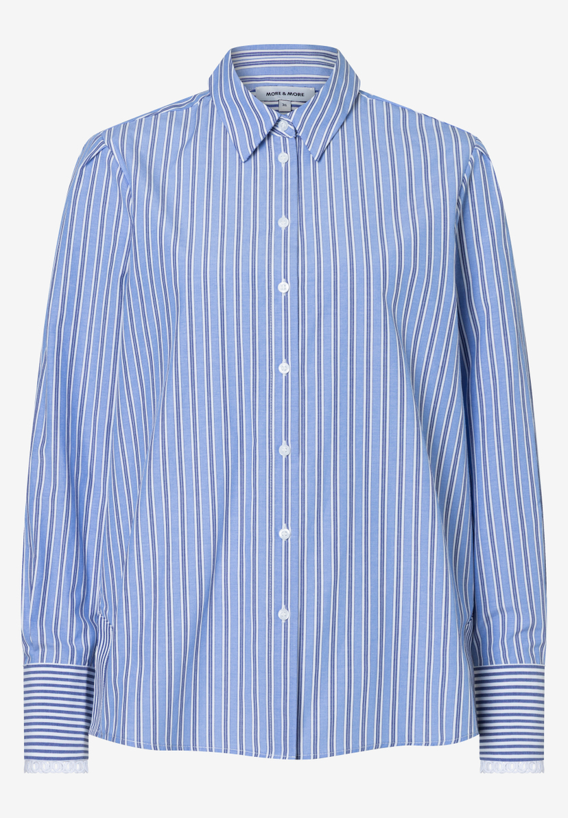 Eine gestreifte, hellblaue MORE & MORE Bluse mit langen Ärmeln und weißen Knöpfen. Eine gestreifte, hellblaue MORE & MORE Bluse mit langen Ärmeln und weißen Knöpfen.