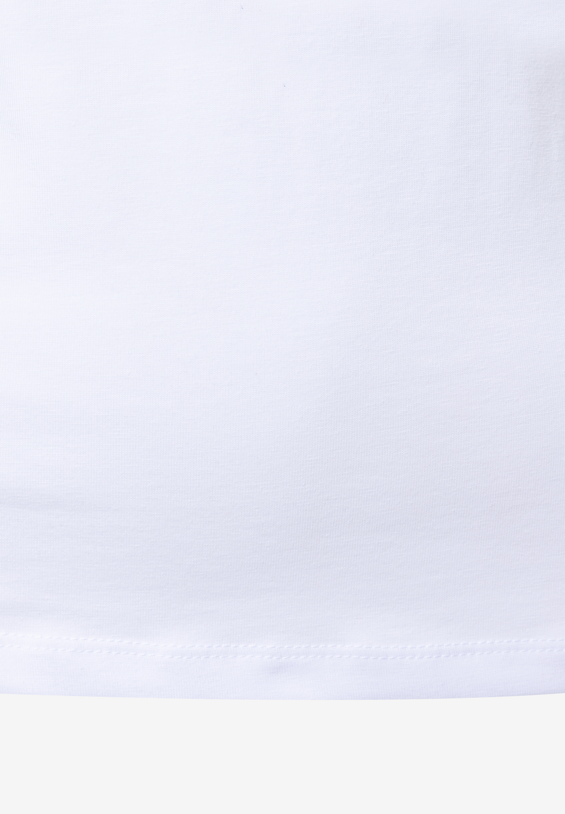 Detailaufnahme eines weißen MORE & MORE Oberteils aus Jersey mit Saum. Detailaufnahme eines weißen MORE & MORE Oberteils aus Jersey mit Saum.